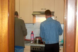 Fürstenangeln 2007 - Nachfassen in der Küche.